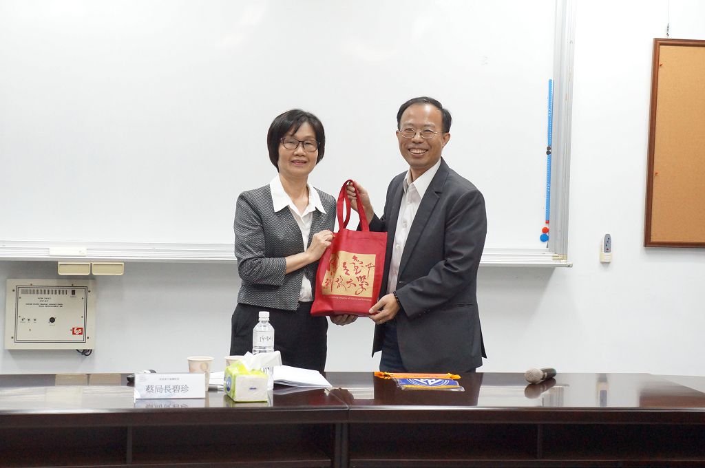 蔡局長(左)與商學院戴錦周院長(右)