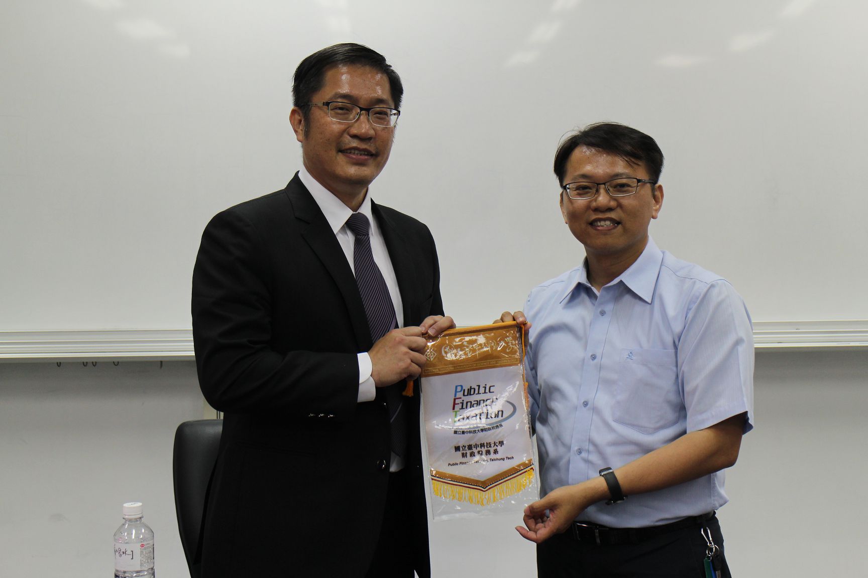 許義忠主任致贈本系系旗