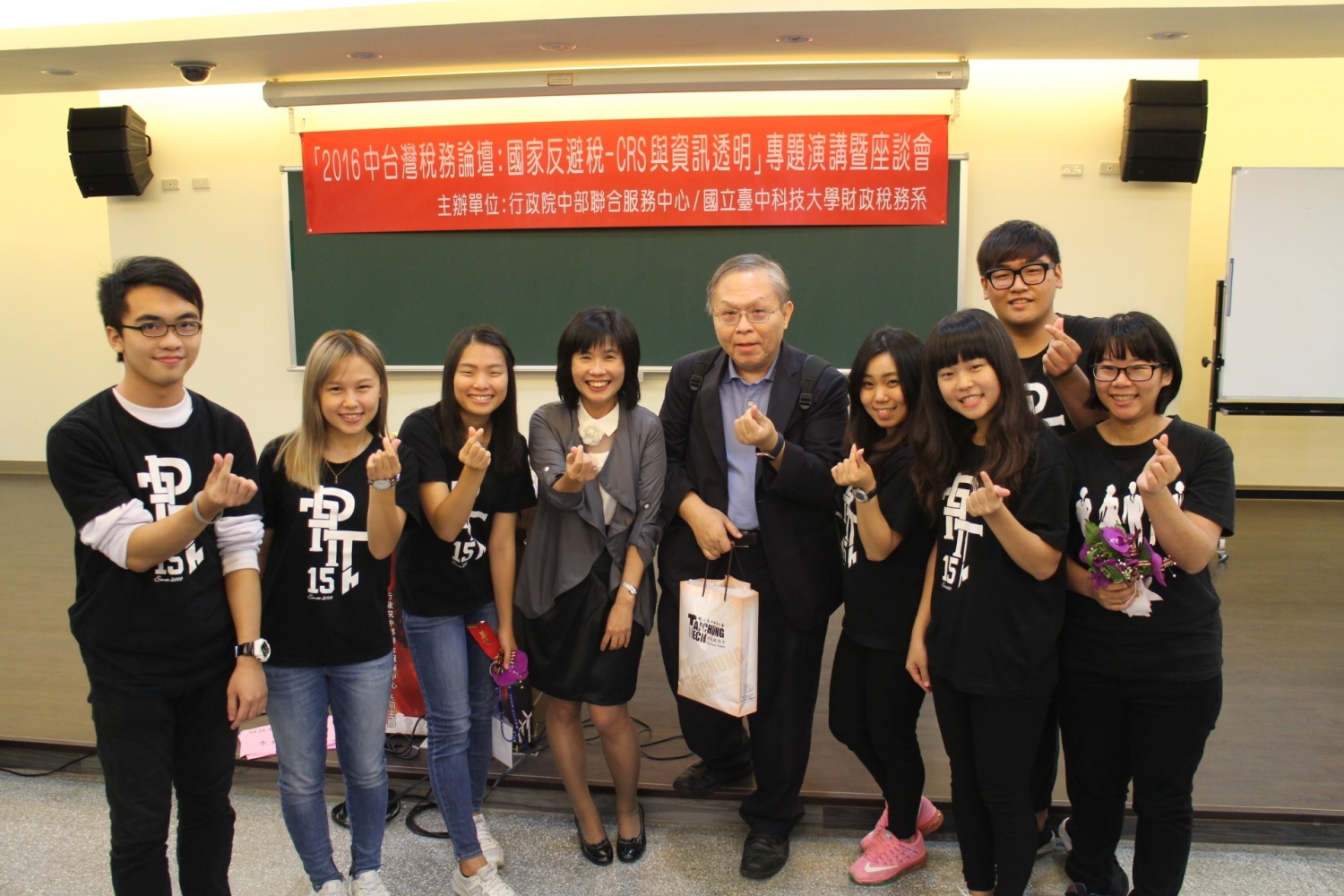 系學會幹部們與東吳大學楊葉承教授合影