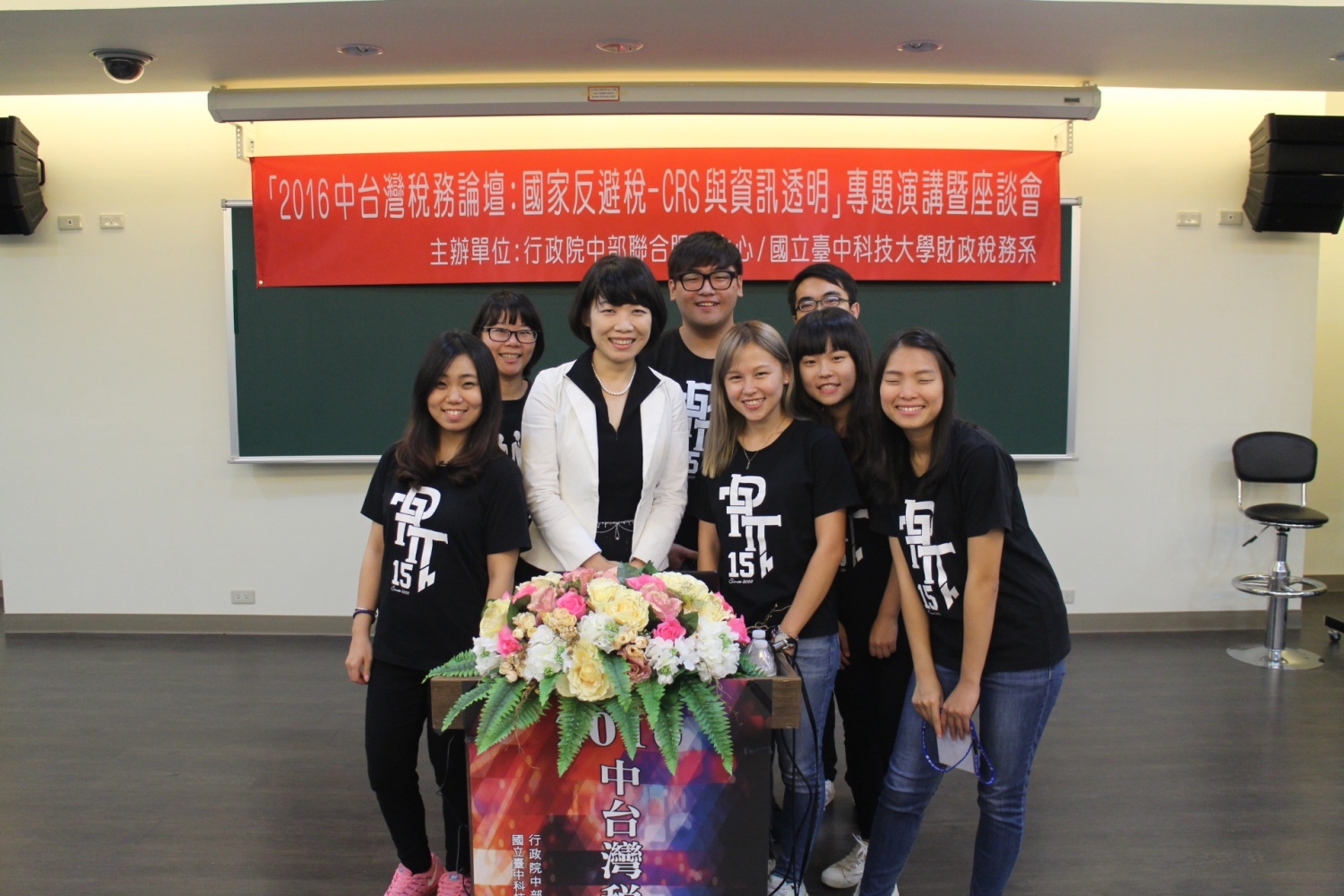 系學會幹部們與朱瓊芳會計師合影1