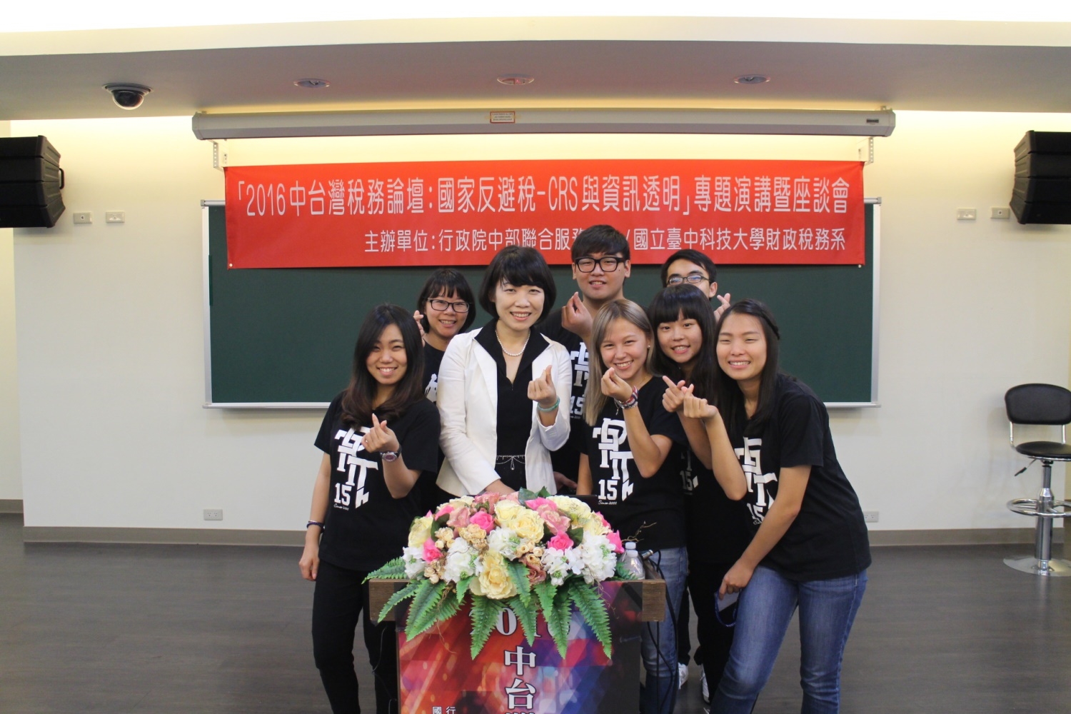 系學會幹部們與朱瓊芳會計師合影2