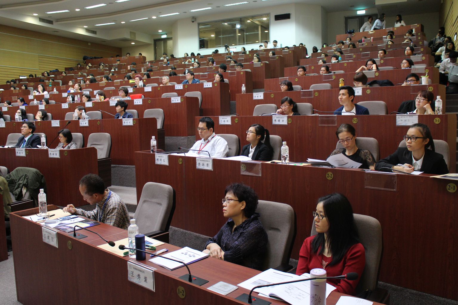與會嘉賓聆聽專題演講