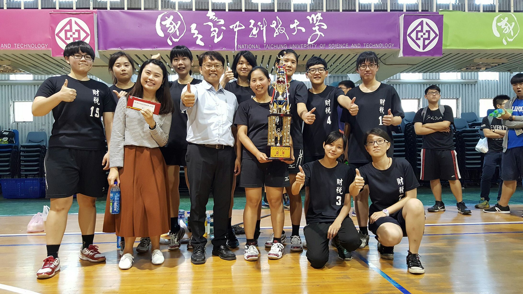 2017年校長盃女排亞軍_比賽選手、球經與系主任合影
