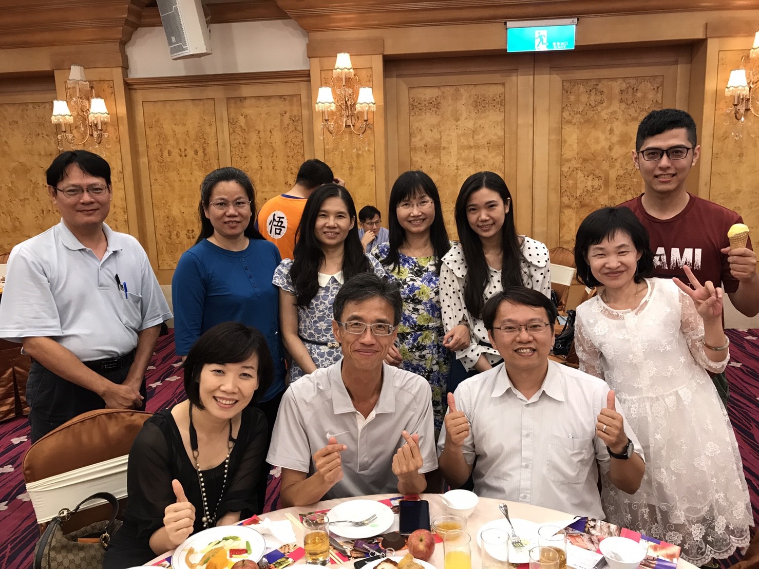 朱瓊芳老師(前左1)、沈政安老師(中)、系主任(右1)、黃淑惠老師(後排中)與畢業系友合影