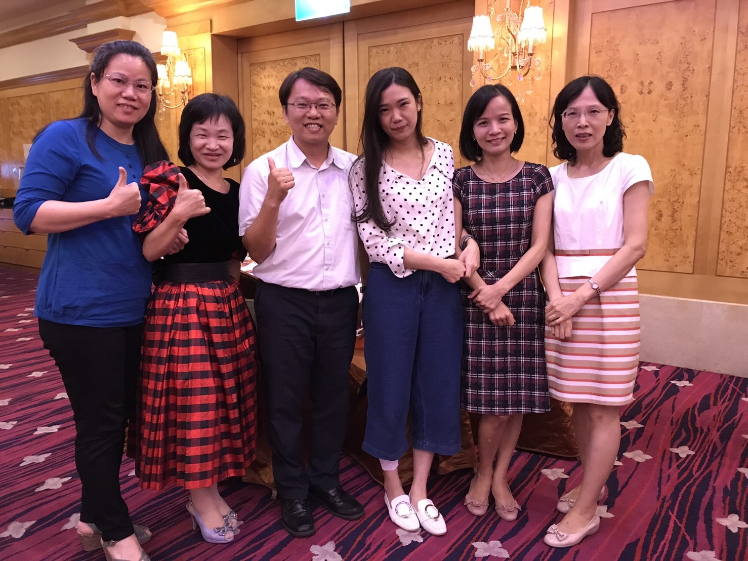 系主任(中)、淑華老師(右1)、晏如老師(右2)與畢業碩士班系友合影