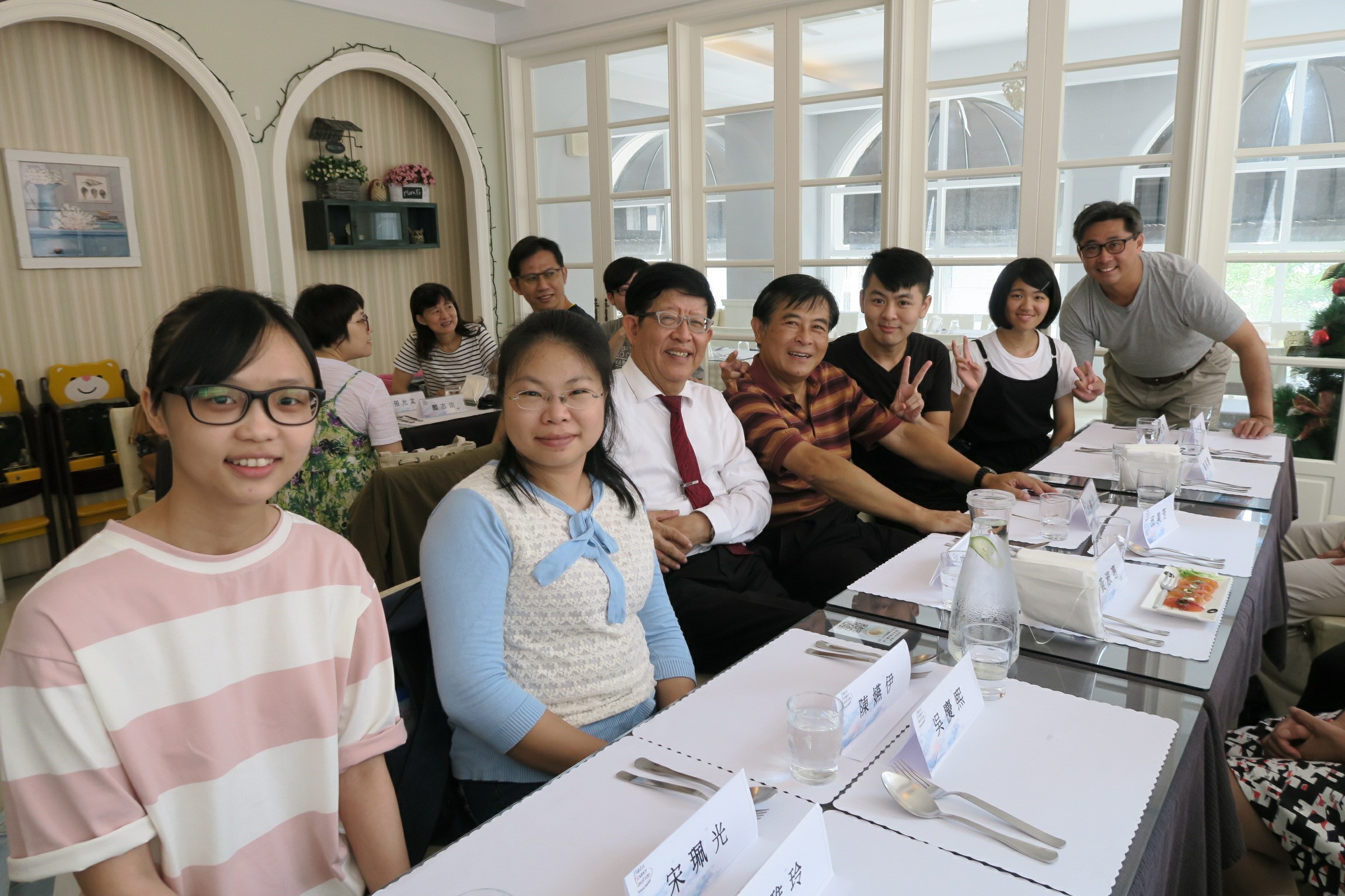 陳貴端老師(左3)沈維民老師(左4)與碩班同學合影