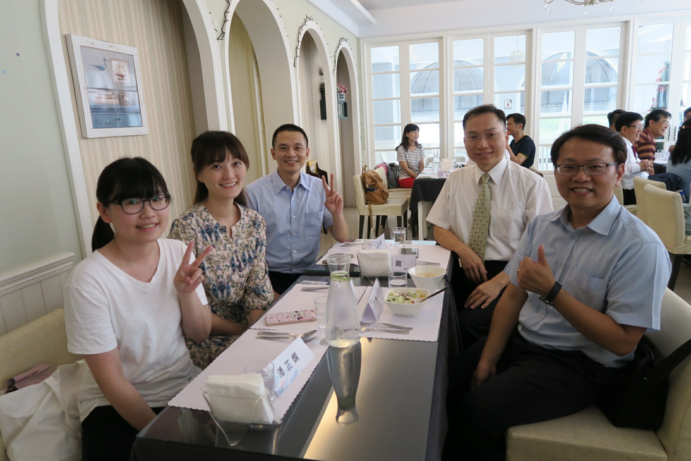 許義忠主任朱從龍老師與碩班生合影