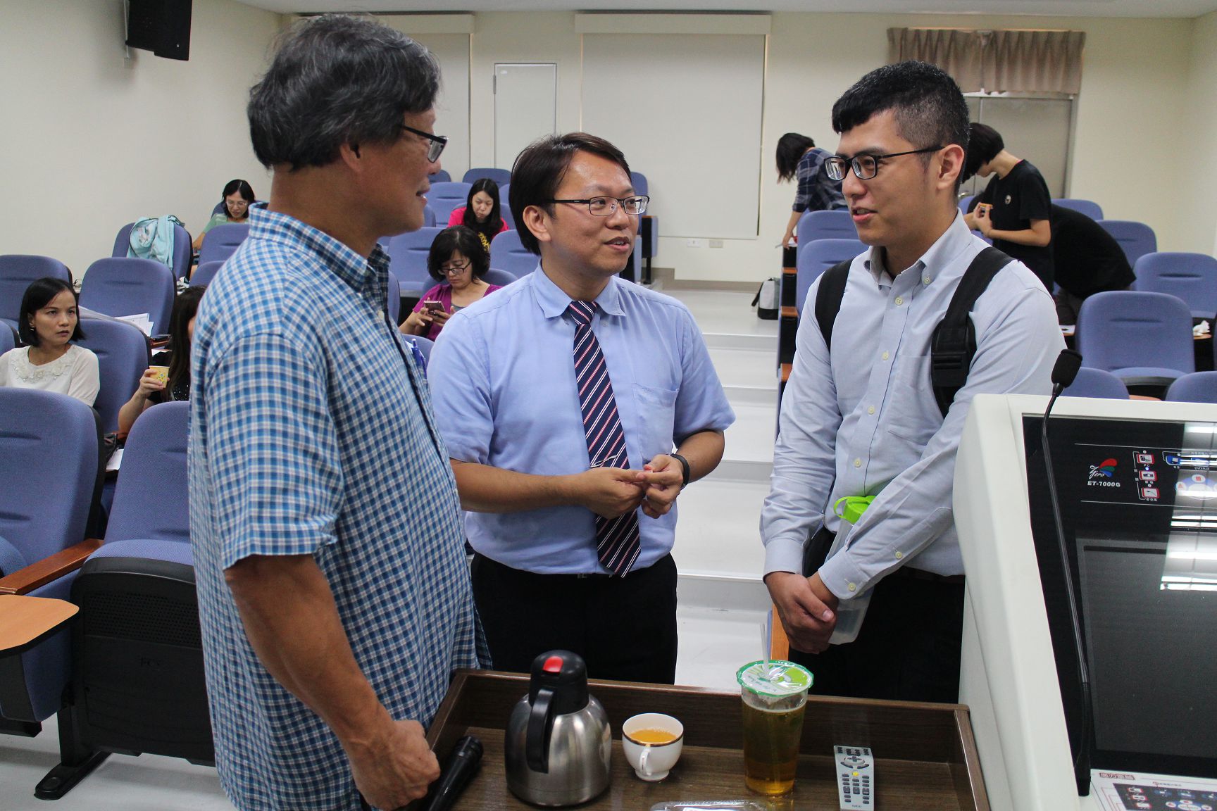 徐偉初老師(左一)、許義忠主任(右二)、張修瑋老師(右一).