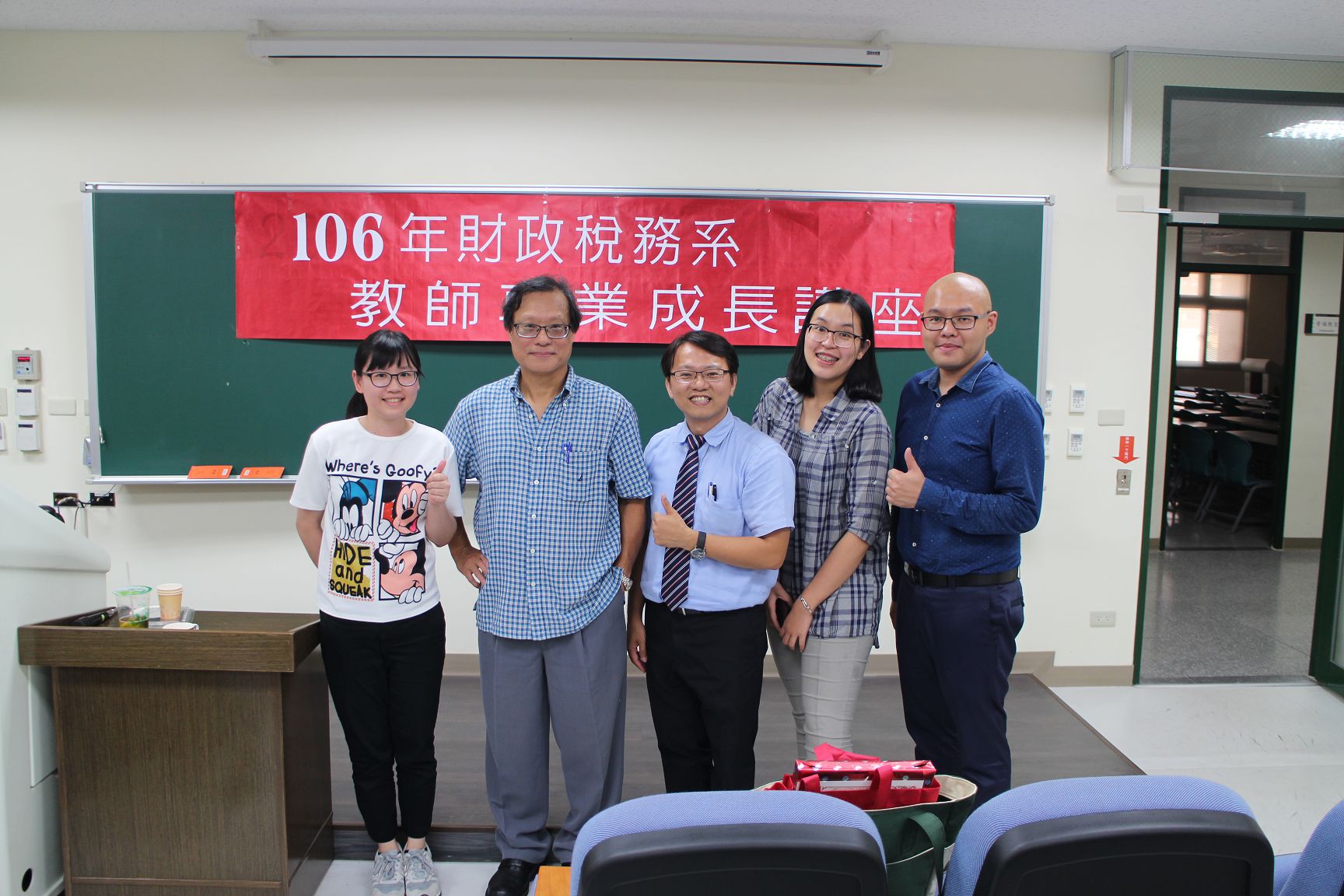 碩二同學潘芷嫻(左一)、徐偉初老師(左二)、許義忠老師(左三)、畢業校友-林亦庭(左四)、系友會會長羅志成(左五)