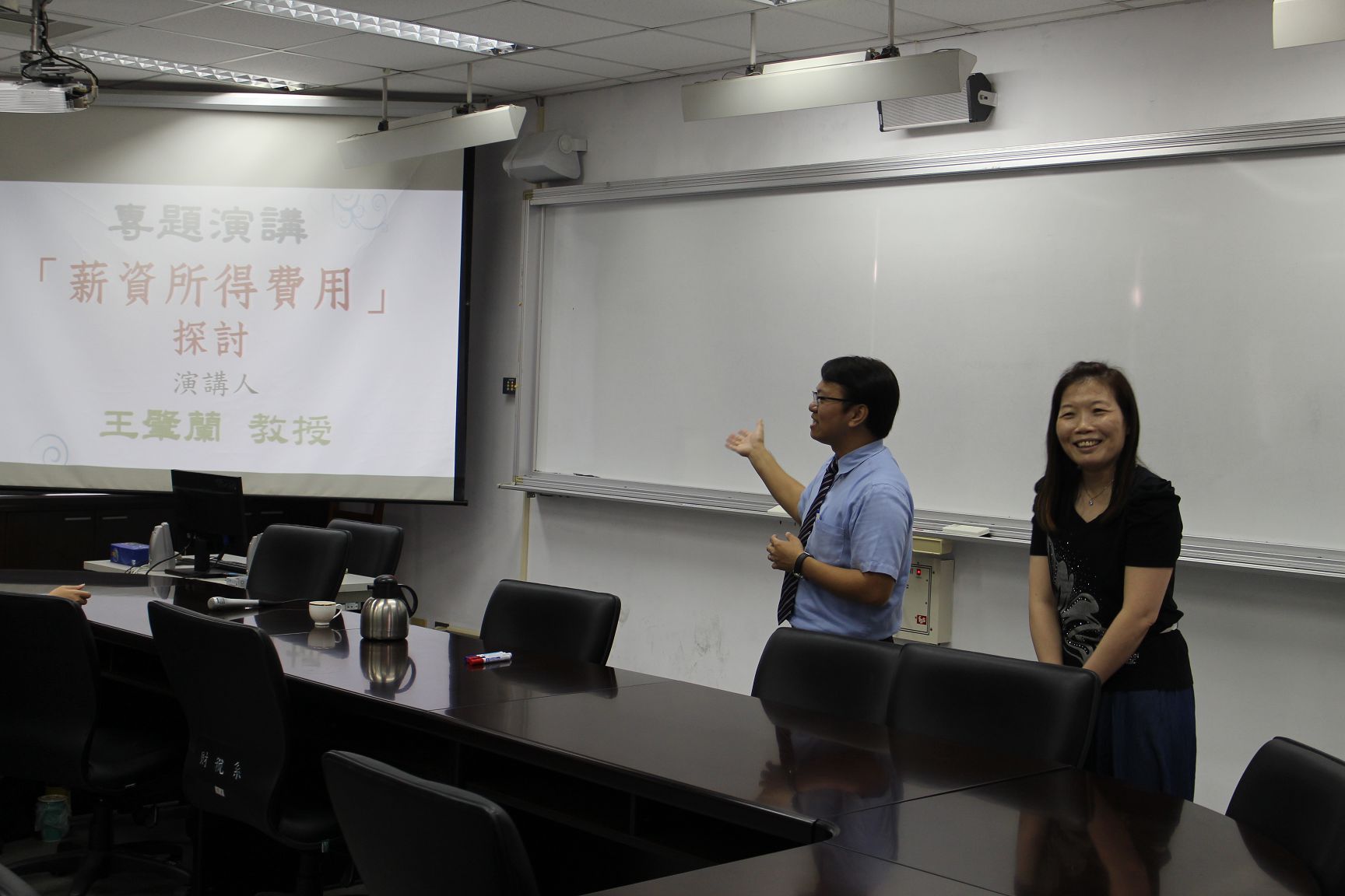許義忠主任(左一)開場介紹王肇蘭老師(左二)