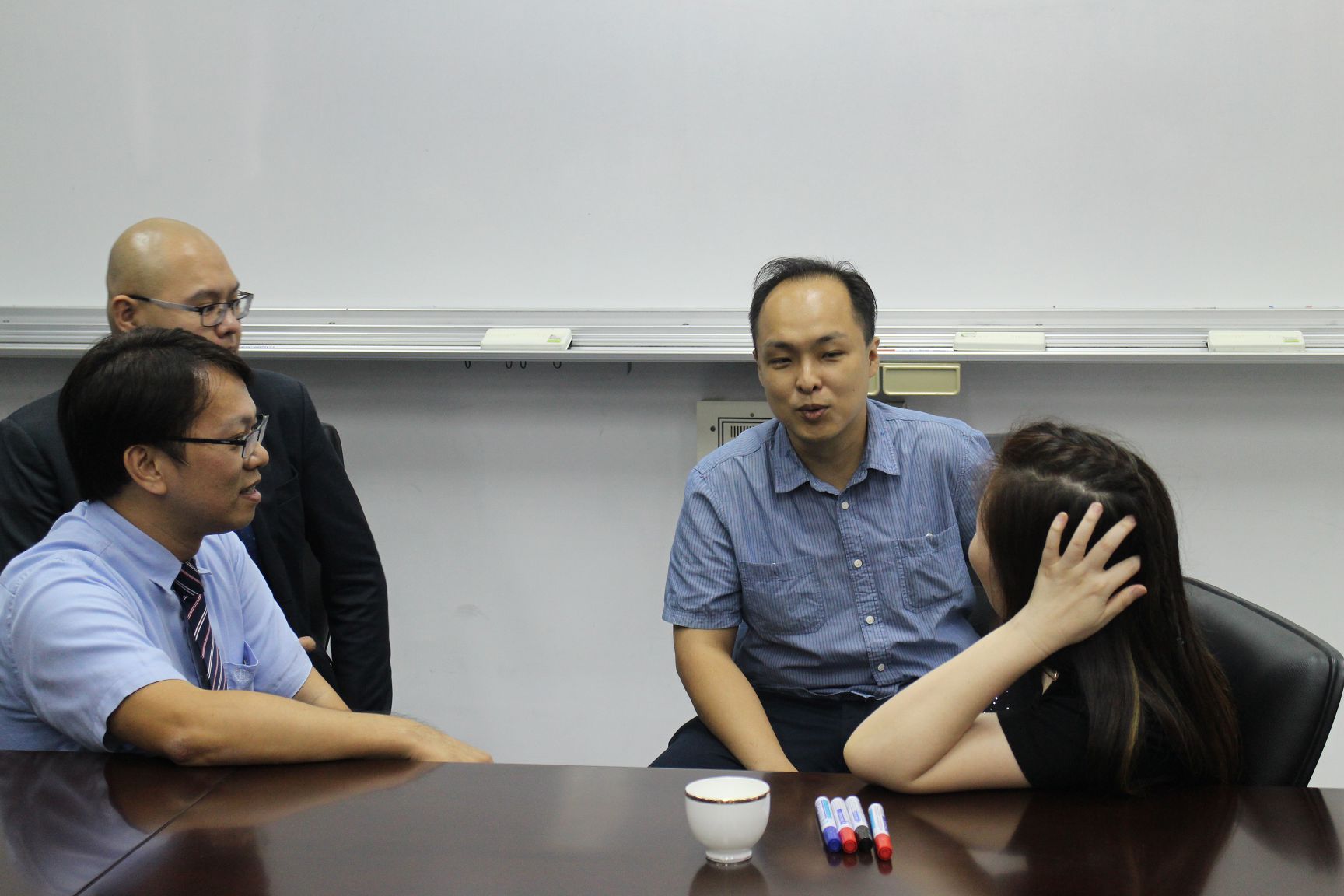 許義忠主任(左一)、系友會會長羅志成(左二)、陳揚仁老師(左三)、王肇蘭老師(左四)與談