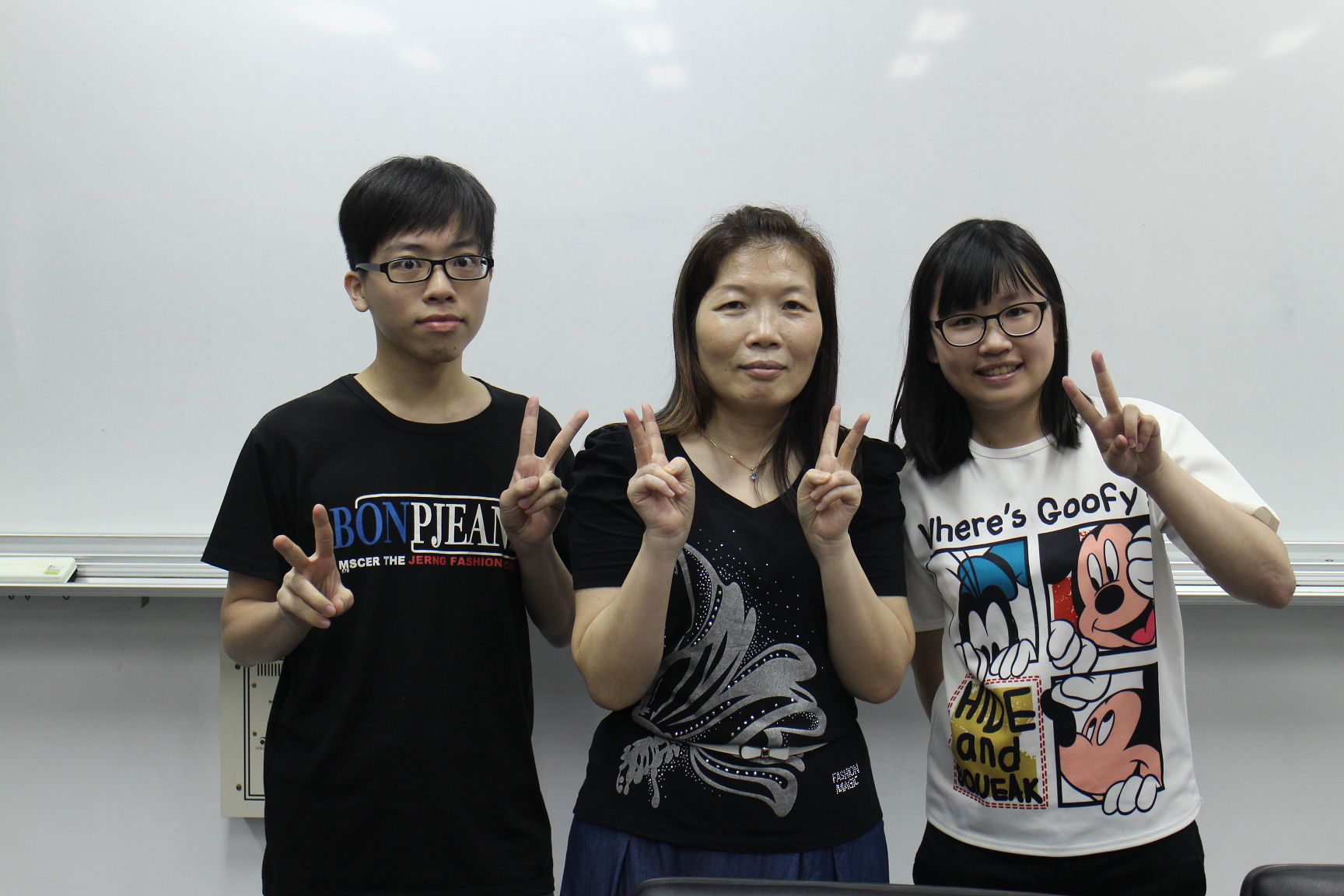 碩一同學-胡順輝(左一)、王肇蘭老師(左二)、碩二同學-潘芷嫻(左三)合照